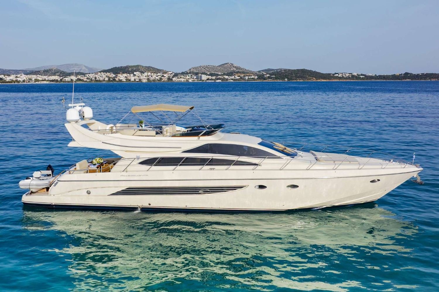 Riva Dolcevita 70 Kiralama Atina – Mürettebatlı Flybridge Motoryat, Kiklad Adaları | 2001/2022