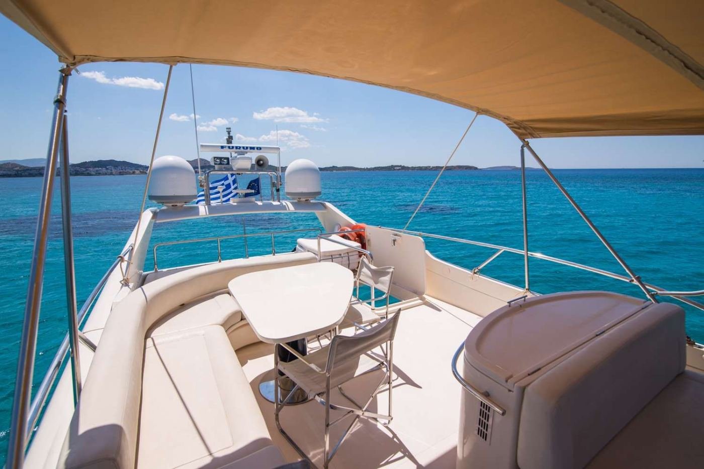 Atina kiralık Riva Dolcevita 70 yatın flybridge oturma alanı ve dümeni