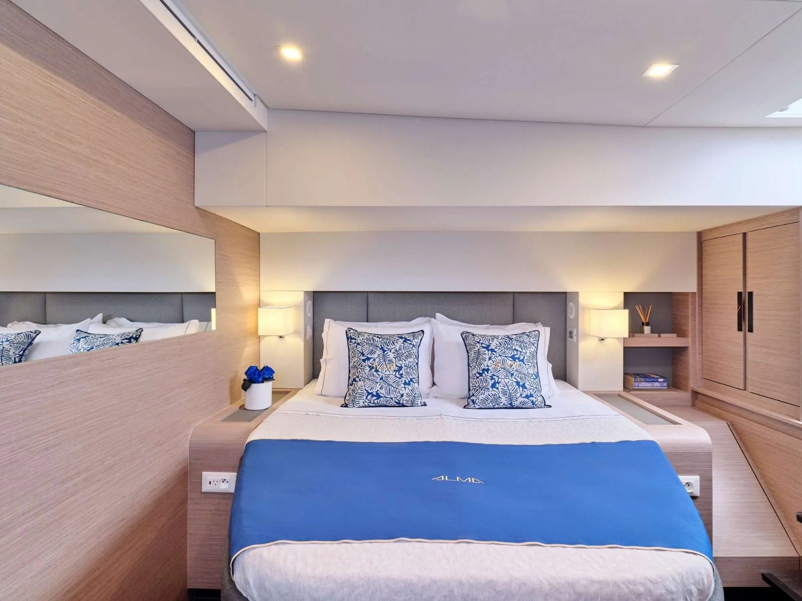 Yunanistan kiralık Samana 59 katamaranda çift kişilik yataklı ve gövde pencereli ana kabin