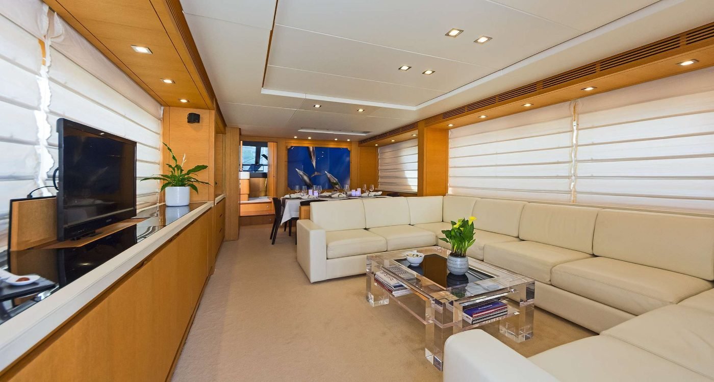 Atina kiralık Sanlorenzo 82 lüks motoryatın ana salonu