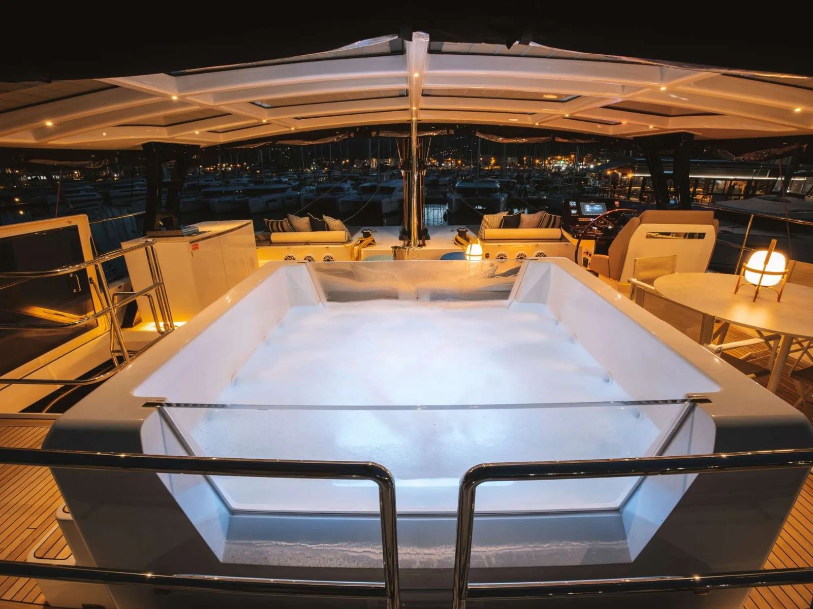 Yunanistan kiralık Sunreef 60 katamaranda gece flybridge oturma alanı