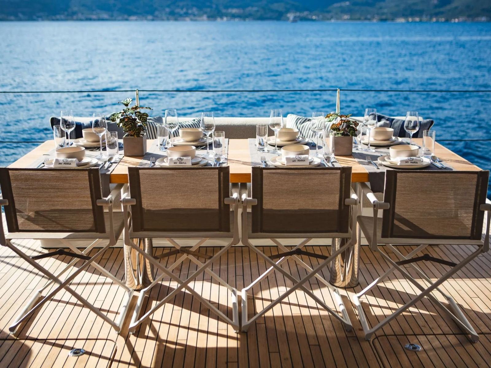 Kıç güverte yemek masası, Yunanistan kiralık Sunreef 60 katamaran