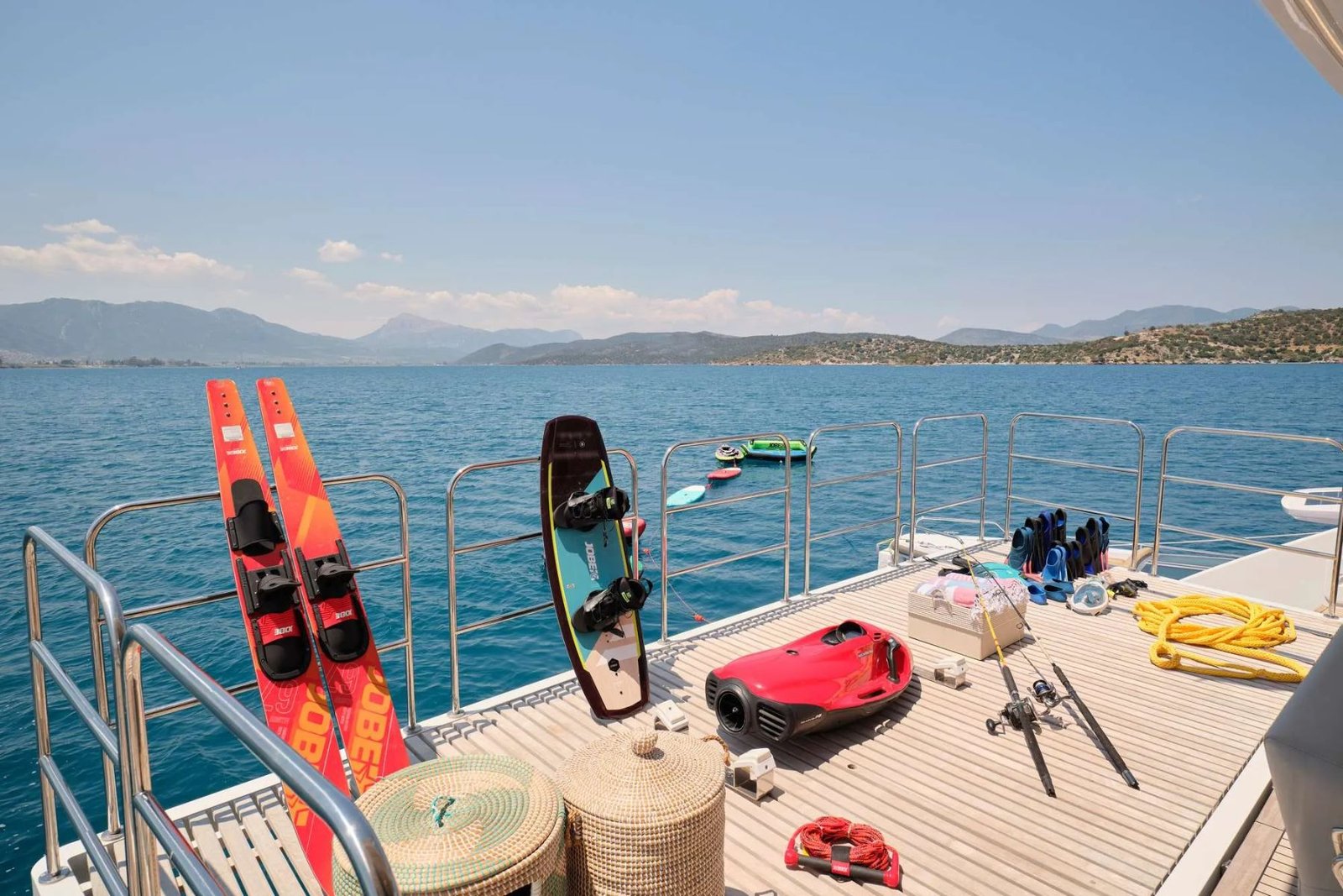 Atina kiralık Sunreef 80 katamaranda yüzme platformunda deniz oyuncakları ve kayak ekipmanı