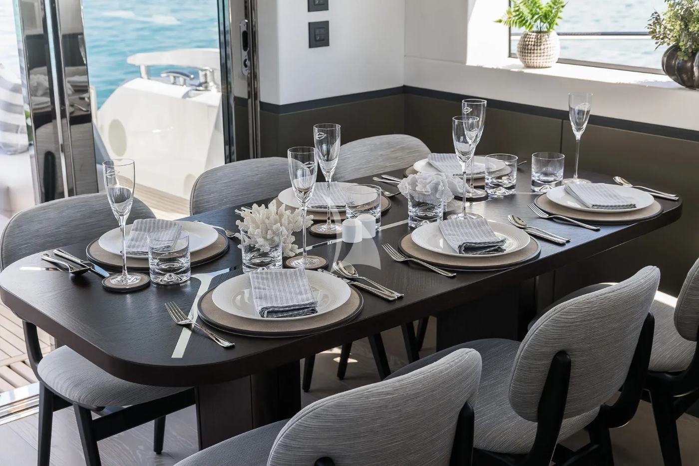 İbiza kiralık Sunseeker Manhattan 68 yatta kurulmuş iç yemek masası