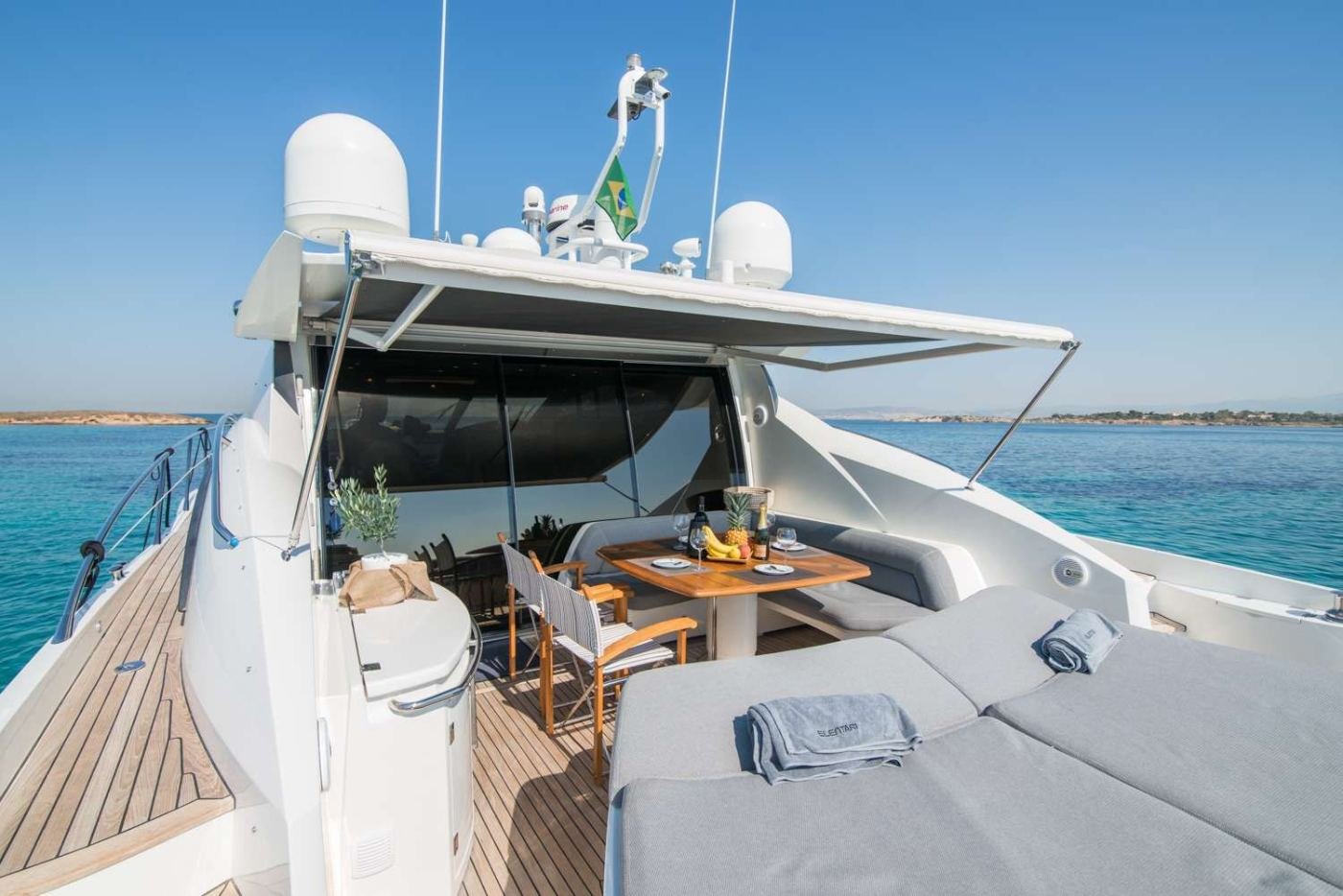 Atina kiralık Sunseeker Predator 72 yatta gölgeli kıç güverte yemek masası