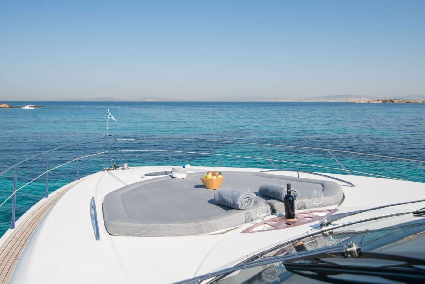 Atina kiralık Sunseeker Predator 72 motoryatta baş güverte güneşlenme minderleri