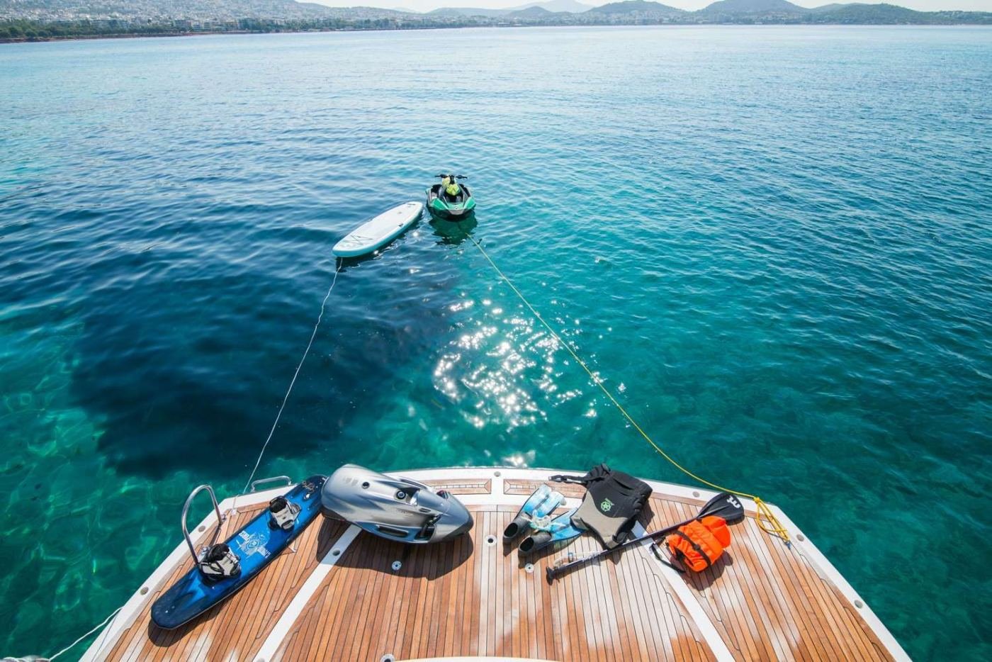 Jet ski ve oyuncaklarla Atina kiralık Sunseeker Predator 72 yatın havadan görünümü