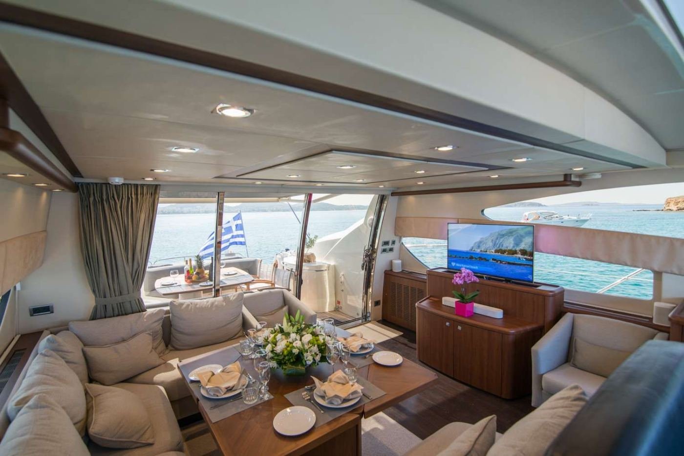 Atina kiralık Sunseeker Predator 72 motoryatta ana salon oturma alanı