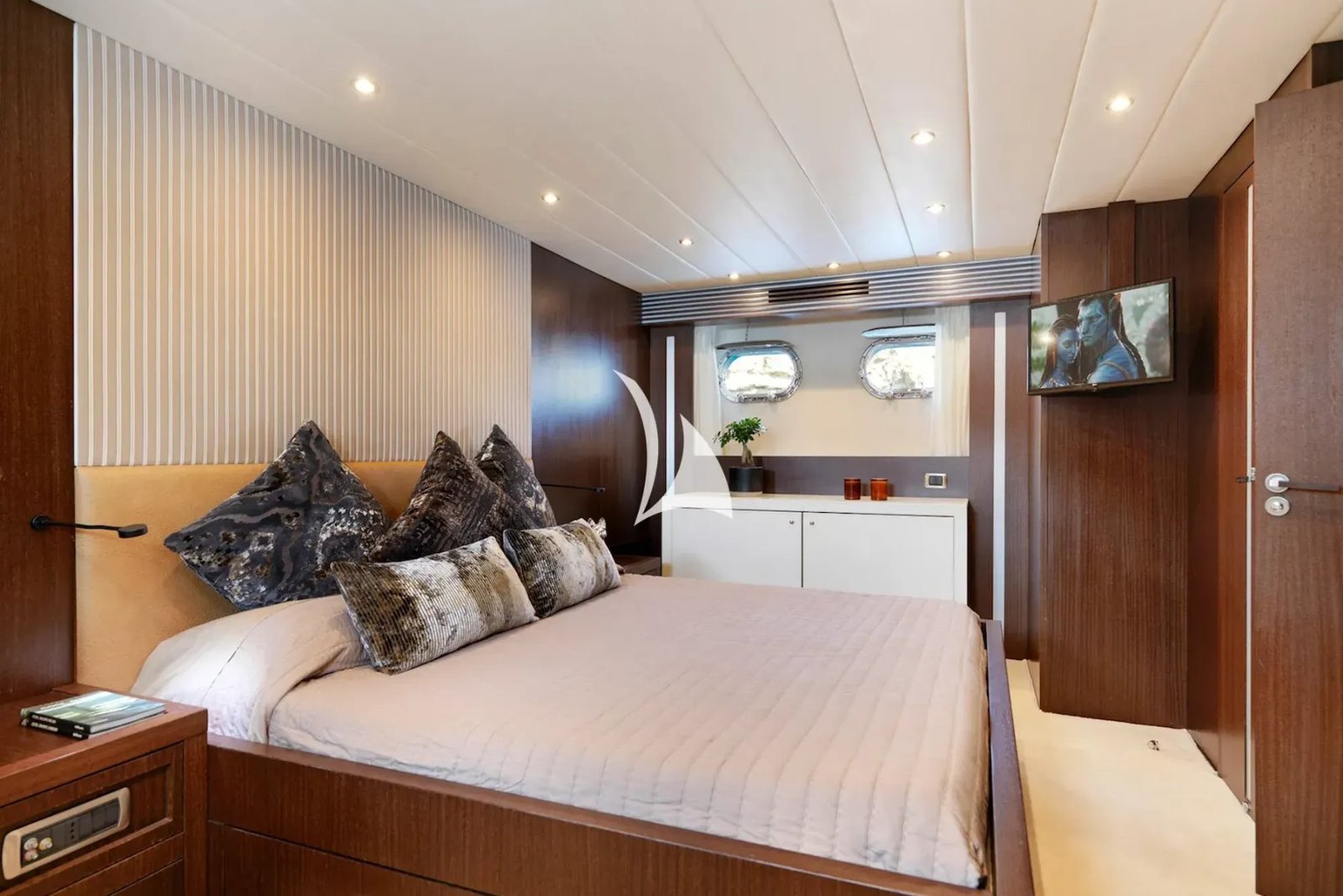 Tecnomar Velvet 83 motor yacht charter Athens master cabin